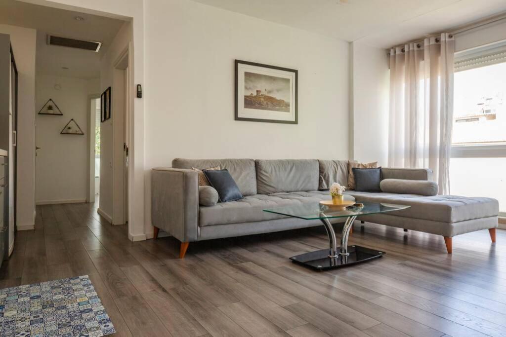 Big Apartment Next To Gordon Beach Plus Free Parking Tel Aviv Bagian luar foto