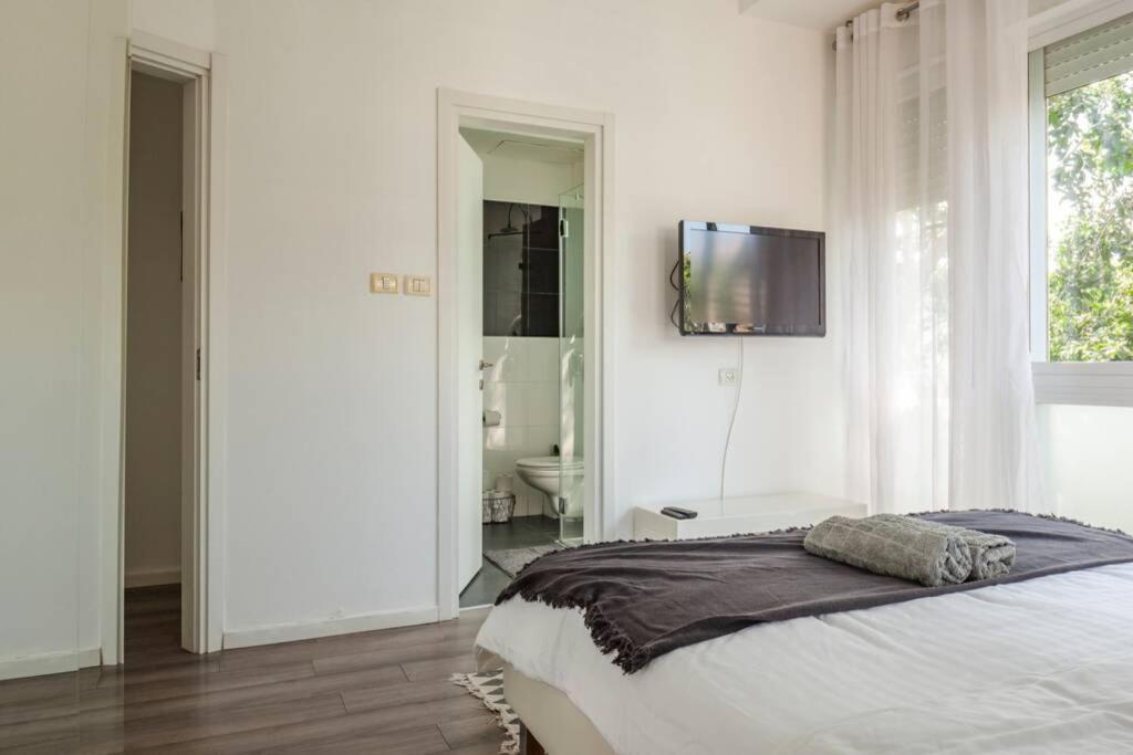 Big Apartment Next To Gordon Beach Plus Free Parking Tel Aviv Bagian luar foto