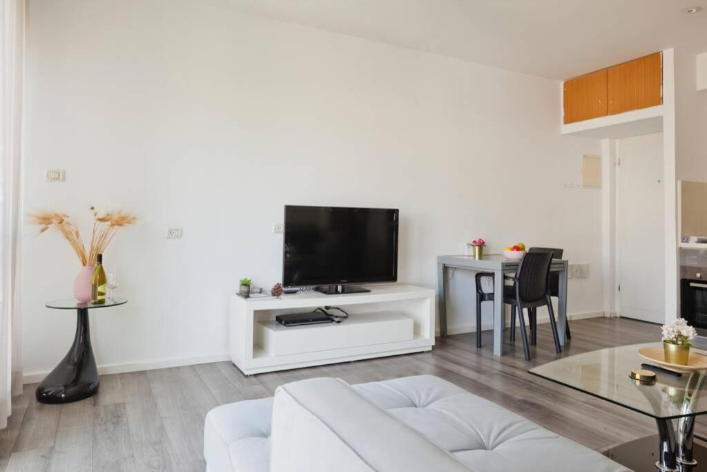 Big Apartment Next To Gordon Beach Plus Free Parking Tel Aviv Bagian luar foto