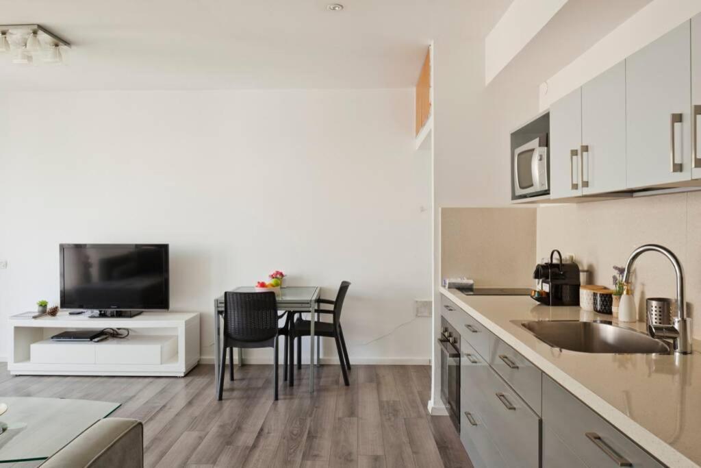 Big Apartment Next To Gordon Beach Plus Free Parking Tel Aviv Bagian luar foto