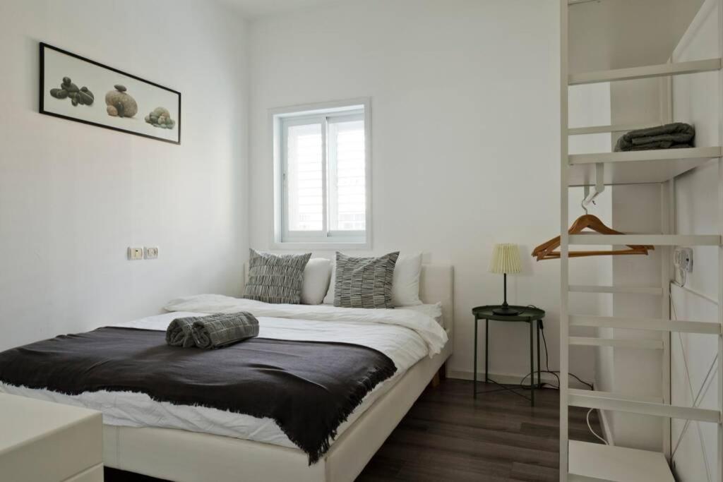 Big Apartment Next To Gordon Beach Plus Free Parking Tel Aviv Bagian luar foto