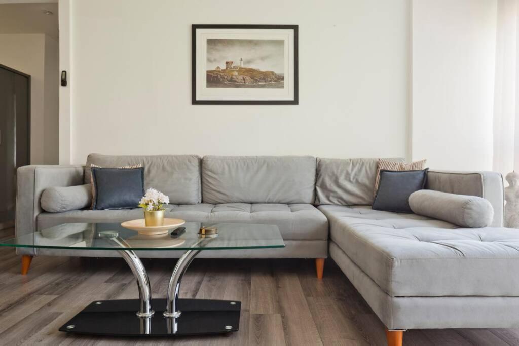 Big Apartment Next To Gordon Beach Plus Free Parking Tel Aviv Bagian luar foto
