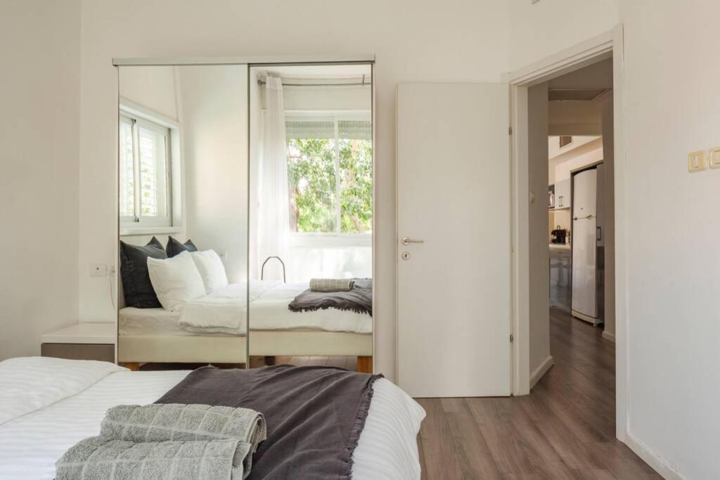 Big Apartment Next To Gordon Beach Plus Free Parking Tel Aviv Bagian luar foto
