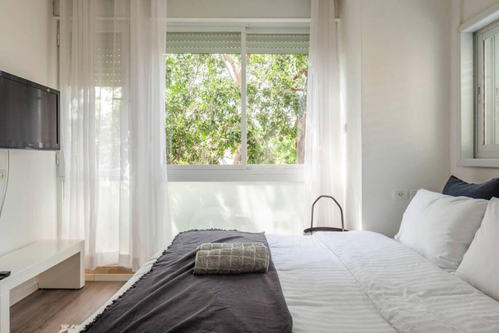 Big Apartment Next To Gordon Beach Plus Free Parking Tel Aviv Bagian luar foto