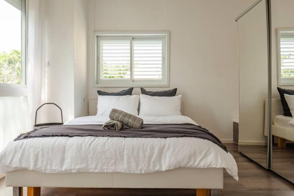 Big Apartment Next To Gordon Beach Plus Free Parking Tel Aviv Bagian luar foto