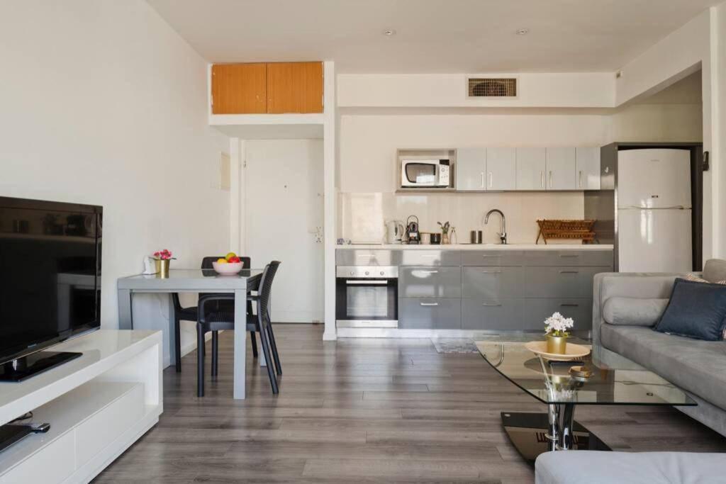 Big Apartment Next To Gordon Beach Plus Free Parking Tel Aviv Bagian luar foto