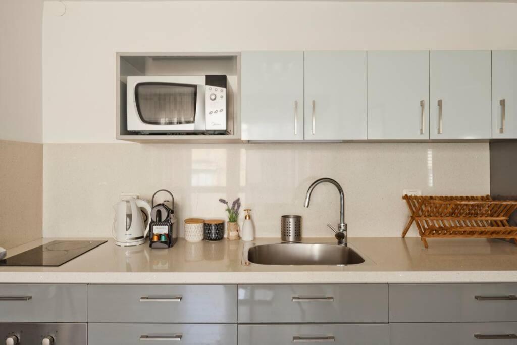 Big Apartment Next To Gordon Beach Plus Free Parking Tel Aviv Bagian luar foto