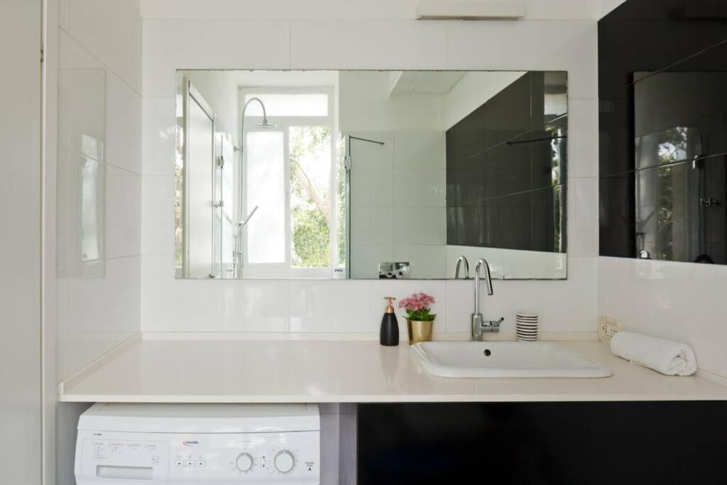 Big Apartment Next To Gordon Beach Plus Free Parking Tel Aviv Bagian luar foto