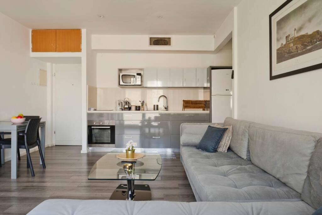 Big Apartment Next To Gordon Beach Plus Free Parking Tel Aviv Bagian luar foto